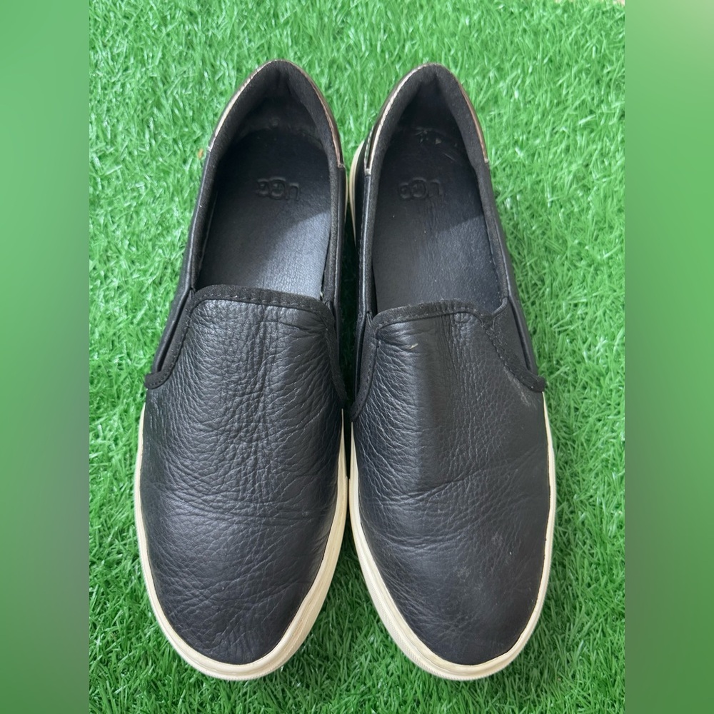 WOMENS UGG CAHLVAN LEATHER SNEAKER - CLEARANCE
Style #: 1119891-BLLE SIZE‎ 9.5